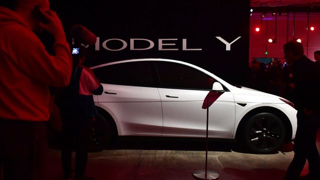 „Tesla“ pristatė naują modelį „Y“