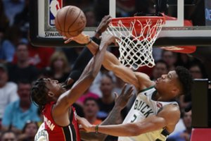 „Bucks“ įsirašė į NBA istoriją: po pertraukos įspūdingai atsitiesė Majamyje