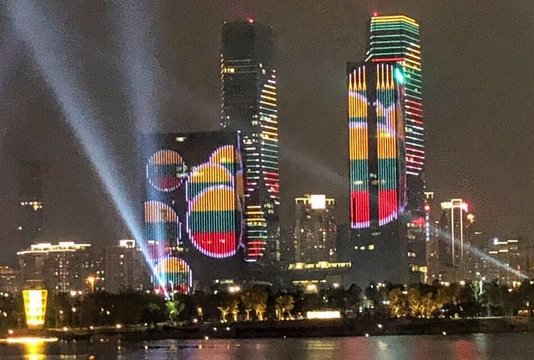 Šendženo dangoraižiai naktį nušvito ir Lietuvos trispalvėmis