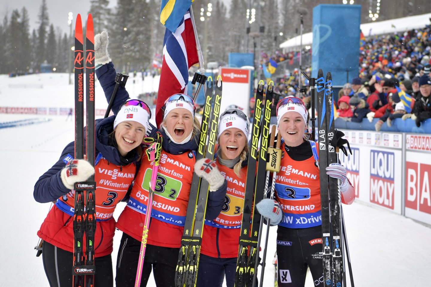 Estafečių varžybas laimėjo Norvegijos vyrai ir moterys.<br> AP nuotr.