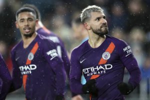 Dviem įvarčiais atsilikęs „Manchester City“ išsigelbėjo, o „Manchester United“ gėdingai iškrito