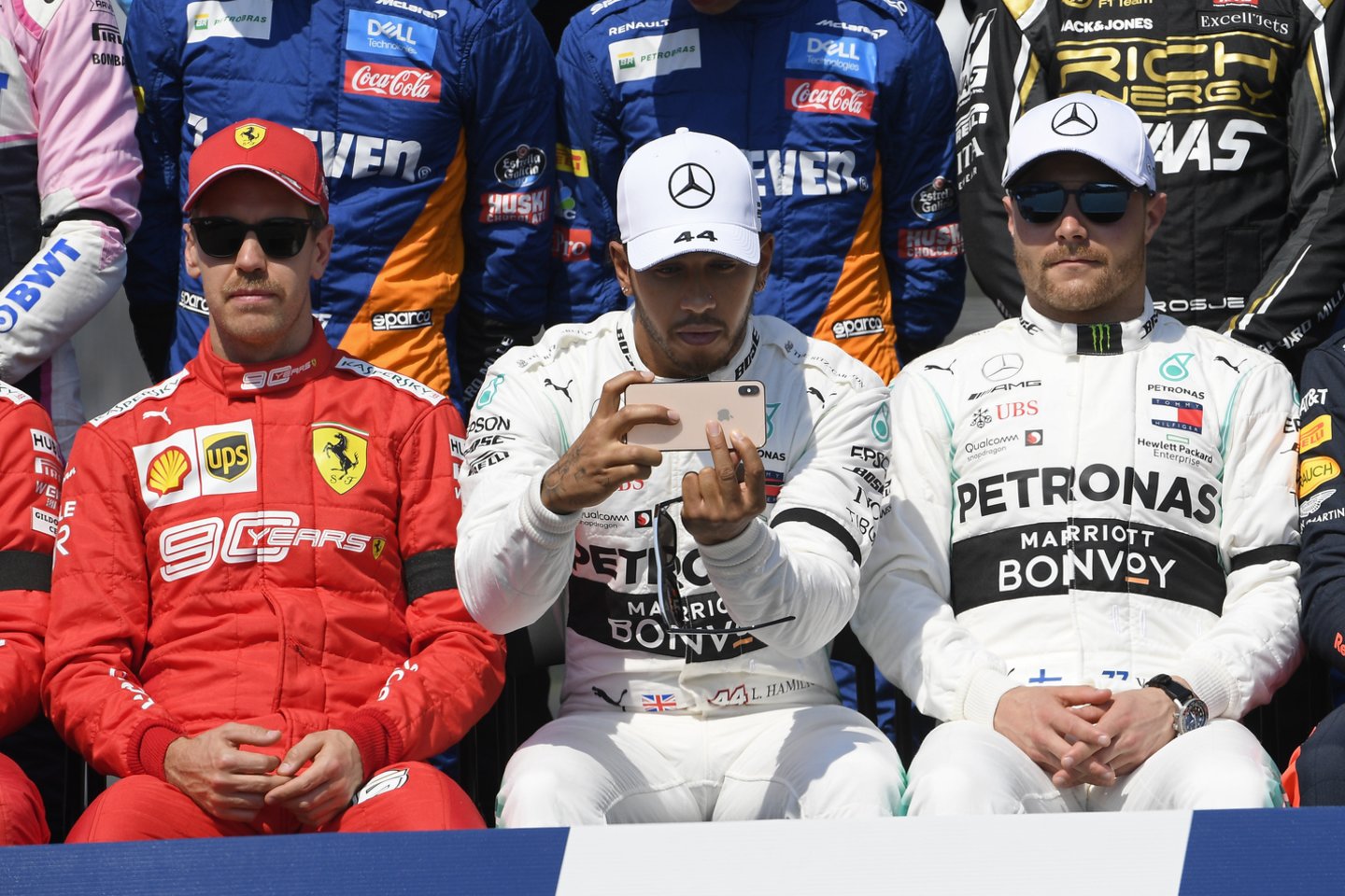 Prieš lenktynes favoritu buvo laikomas Lewisas Hamiltonas (viduryje), bet įspūdingą pergalę pelnė Valtteri Bottas (dešinėje).<br>AP nuotr.