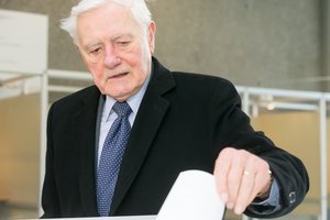 Balsuoti atvykęs Valdas Adamkus išreiškė viltį dėl Vilniaus mero