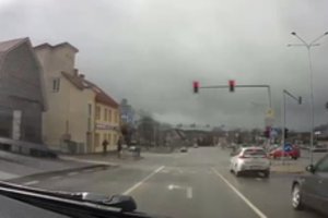 Lemtingos akimirkos: nufilmuota, kaip pareigūnai springstančią dvimetę gabeno į ligoninę