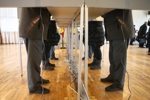 Vilniuje policija išsivedė rinkimų komisijos narį – mesti rimti įtarimai