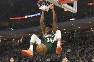 Graikų monstras G. Antetokounmpo neišgelbėjo NBA lyderių „Bucks“ nuo nesėkmės prieš „76ers“