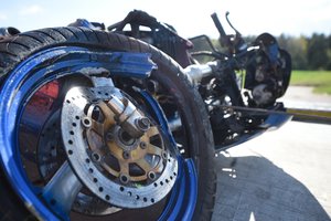 Per avariją greta Vilniaus susižalojo motociklininkas, Šakių r. motociklą nuo kelio nupūtė vėjas