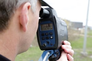 Pareigūnų greičio matavimo įranga ėmė eiti iš proto: užfiksavo žemai skrendantį naikintuvą