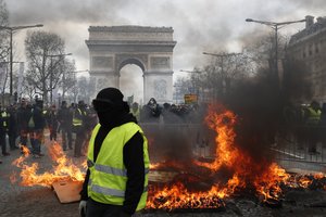 E. Macronas ketina uždrausti demonstracijas Eliziejaus Laukuose