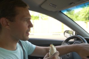 Mylimosios prašymas – per didelė kančia: malonumu vaikinas mėgaujasi pasislėpęs automobilyje