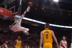 NBA žaidėjų išradingumas: D. Sabonio metimas blokuotas koja