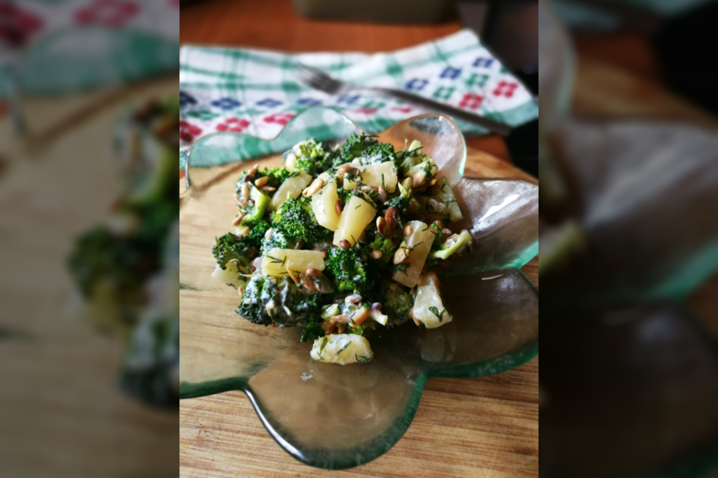 Brokolių salotos su ananasais ir skrudintomis sėklomis.<br>Nuotr. iš „Kūmutės virtuvė“.