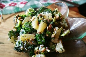 Brokolių salotos su ananasais iškart tapo šeimos favoritėmis