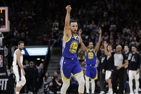 S. Curry sąskaitoje – tolimiausias taiklus NBA sezono metimas