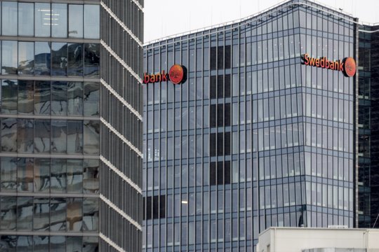 „Swedbank“: įtariamo pinigų plovimo tyrimo išvados gali būti paskelbtos penktadienį
