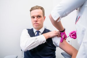 Lietuvoje plinant tymams, pasiskiepijo ir Gabrielius Landsbergis 