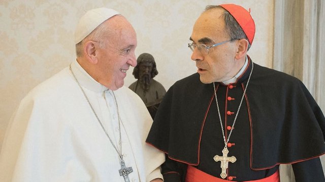 Popiežius Pranciškus priėmė prieštaringą sprendimą kunigų pedofilijos skandale