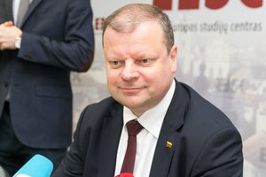 Augant įtampai dėl „Huawei“, Saulius Skvernelis priėmė Kinijos ambasadorių