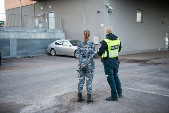 Iš penkto aukšto kritusi 20-metė Vilniuje pataikė ant BMW, mergina ligoninėje