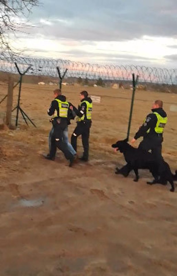  Kvapą gniaužiančios gaudynės Vilniuje: įtariamojo kelią sekė GPS, naudotas tarnybinis šuo.<br> Stop kadras iš vaizdo medžiagos