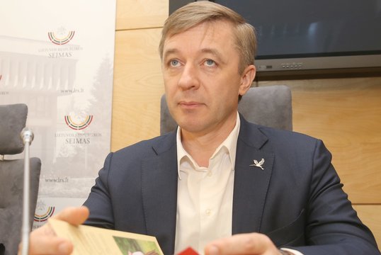 Seimo Etikos ir procedūrų komisija išteisino R. Karbauskį dėl tautinių kostiumų vaikams 