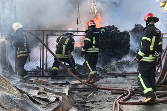 Vilniaus pakraštyje degė autoserviso dažymo kameroje sukrautas plastikas