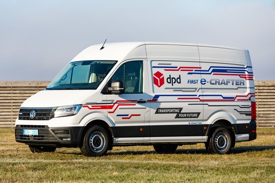 Lietuvoje siuntų vežėjai sėdo į elektrinį „Volkswagen e-Crafter“