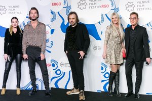 Ant raudonojo „Kino pavasario“ kilimo – būrys išsipusčiusių Lietuvos garsenybių