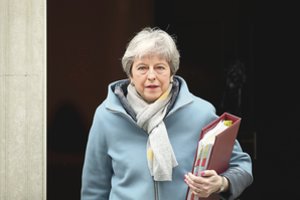 Th. May į Briuselį vežasi neatliktus namų darbus: „Brexit“ pavėlinimas skendi migloje