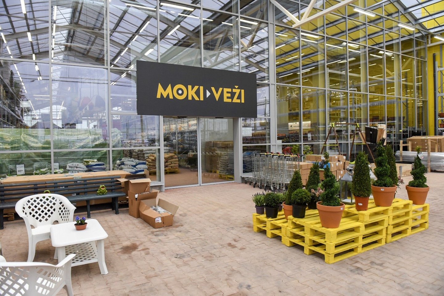 Kėdainiuose duris atvėrė nauja lietuviško prekybos tinklo „MOKI-VEŽI“ parduotuvė.<br> "Moki-Veži" nuotr. 