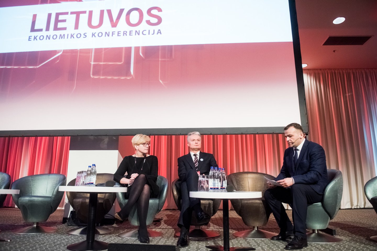 Diskusijoje „Kokie globalūs iššūkiai turėtų suvienyti Lietuvą?“ abu pretendentai negailėjo vienas kitam gražių žodžių.<br>D.Umbraso nuotr.