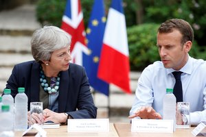 E. Macronas prieš „Brexit“ viršūnių susitikimą susitiks su Th. May