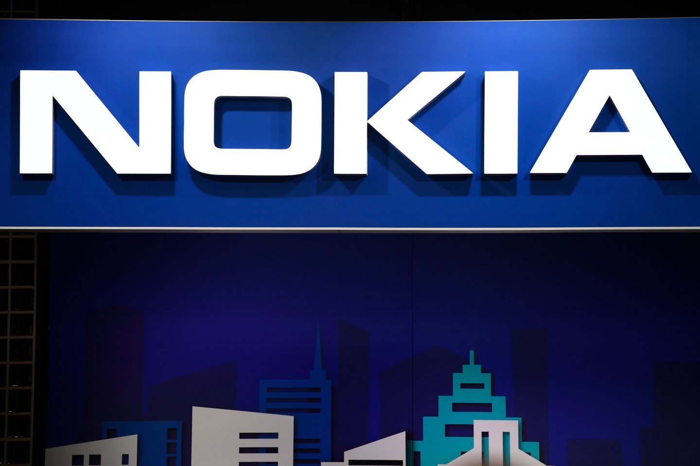  Suomijos tarnybos pradės tyrimą po pranešimų, esą „Nokia 7 Plus“ telefonai perdavė naudotojų asmeninius duomenis į serverius Kinijoje.<br> AFP / Scanpix nuotr.