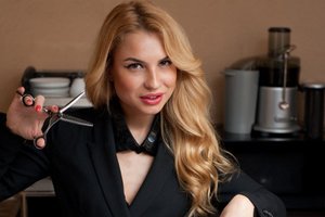 Kirpėjų darbo užkulisiai: tos pačios žirklės, o kerpa skirtingai  