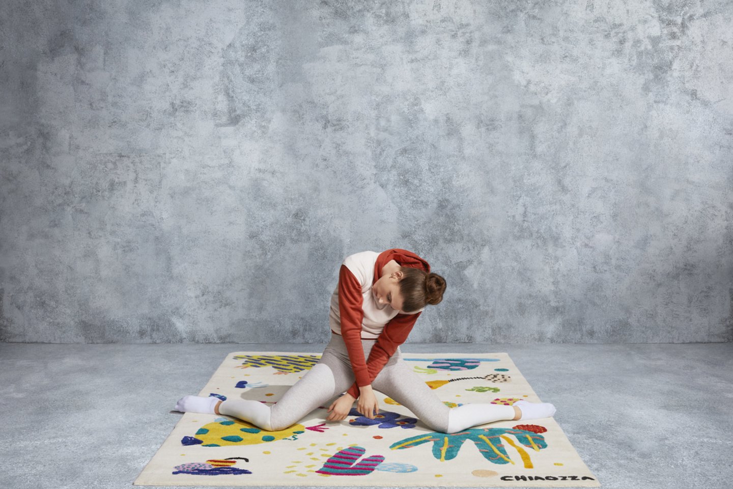 Spalvotas ir žaismingas kilimo „Chiaozza“modelis yra įkvėptas pavasario Amerikos dykumose.<br>IKEA nuotr.