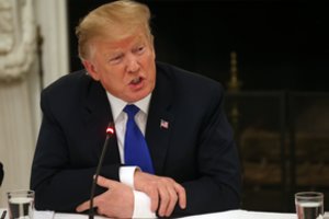 Trumpas vėl užsipuolė R. Muellerio ataskaitą