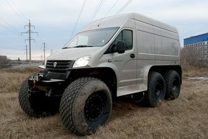 Pilką mikroautobusą rusai pavertė tikru bekelės monstru – jo galimybės stebina