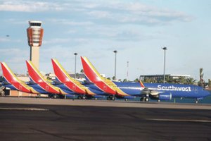 Aviacijos karaliaus sostas pradėjo braškėti