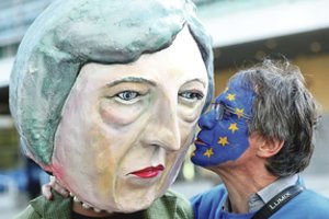 Skausmingų „Brexit“ skyrybų žaizda pūliuoja, o pabaigos nematyti: liko dvi išeitys