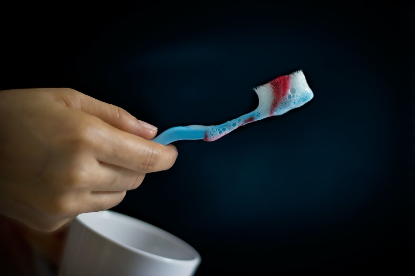 Jei dantenos kraujuoja tik kartais – nieko tokio, gali būti, kad valantis dantis tiesiog mechaniškai pažeidžiate dantenas, tačiau jeigu kraujas pasirodo kasdien, reikėtų sunerimti.<br>123rf nuotr.