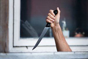 Visiškai girtas jonavietis perrėžė 10 metų vyresnei draugei kaklą, moteris reanimacijoje