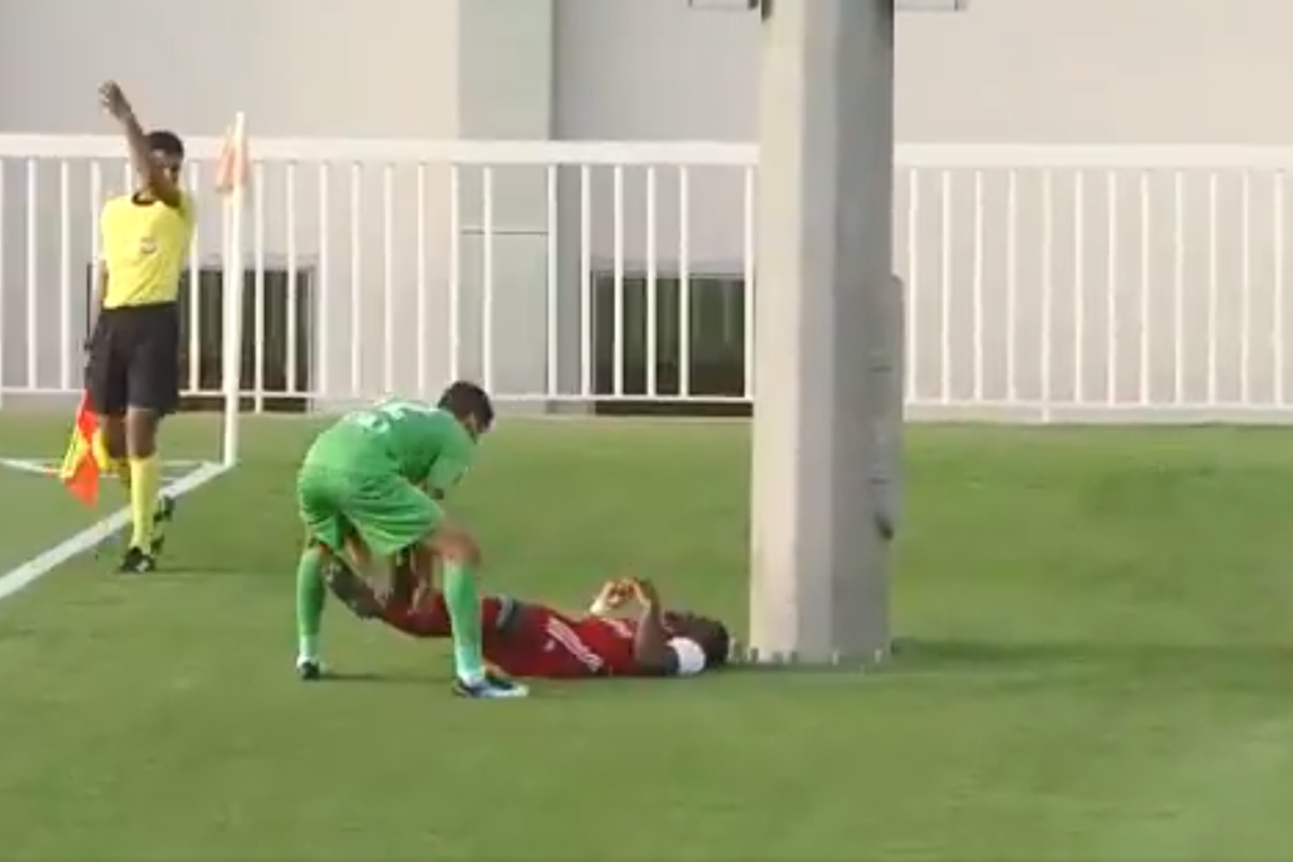  Futbolininkas rungtynių metu skaudžiai trenkėsi į stulpą.<br> Twitter.com nuotr.