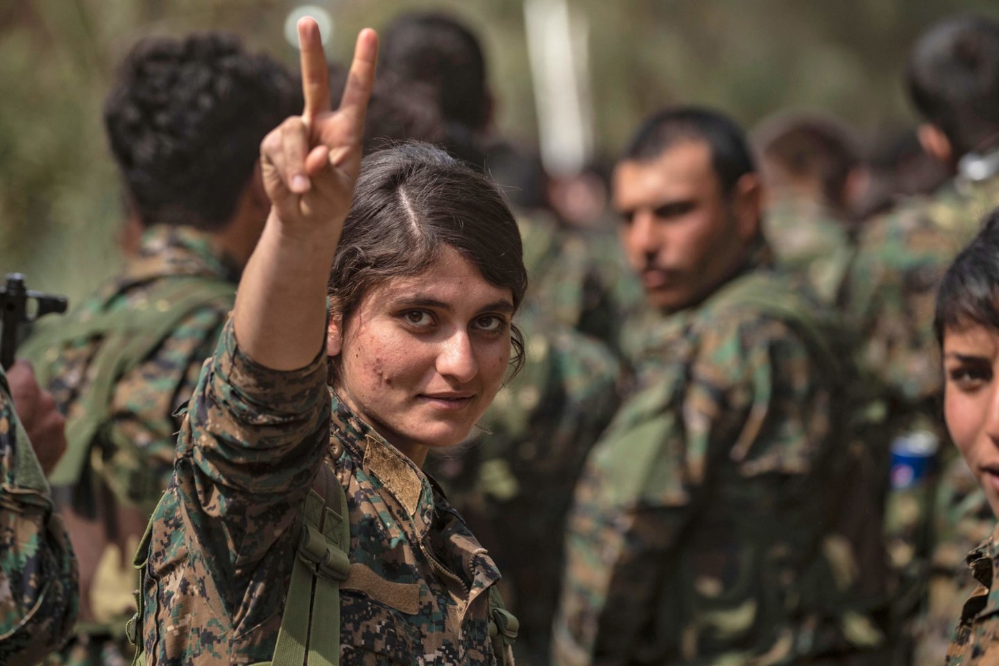 JAV remiamų kurdų pajėgų kovotojai švenčia pergalės prieš „Islamo valstybę“ paskelbimą. <br>AFP/Scanpix nuotr.