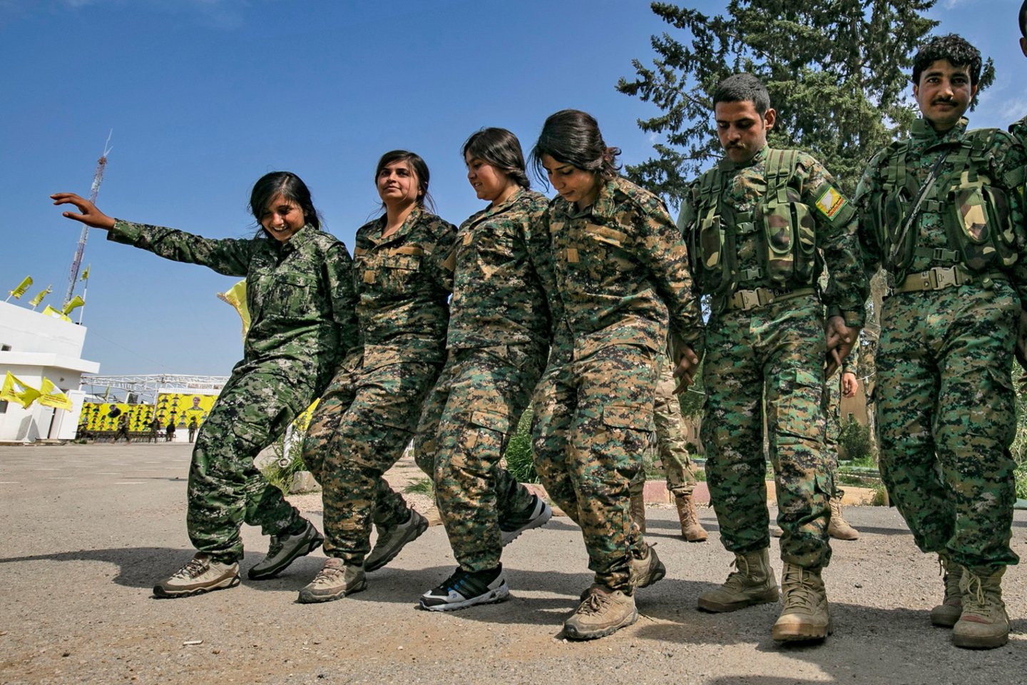 JAV remiamų kurdų pajėgų kovotojai švenčia pergalės prieš „Islamo valstybę“ paskelbimą. <br>AFP/Scanpix nuotr.
