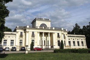 Rengiantis Trakų Vokės dvaro renovacijai iškirsta alėja su paukščių lizdais