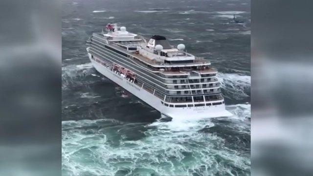 Kruizinio laivo varikliai paleisti – evakuacija sustabdyta