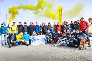 Bėgimo entuziastai atbėgę į Klaipėdą bučiniais apdalino skulptūrą „Mergaitės bučinys“