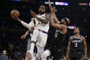 NBA naktis: trigubas L. Jameso dviženklis ir „Bucks“ dominavimas