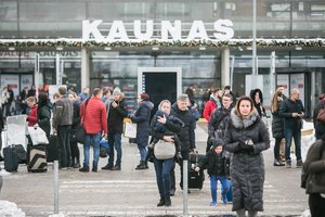 Oro uosto pašonėje gyvenantys karmėlaviškiai rado aukso gyslą: keliautojams naudinga