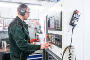 Medžiagų apdirbimo sektorius auga – priima darbuotojus ir be patirties